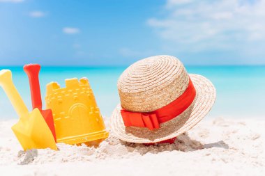 Plaj çocukları beyaz kumsalda oyuncaklar