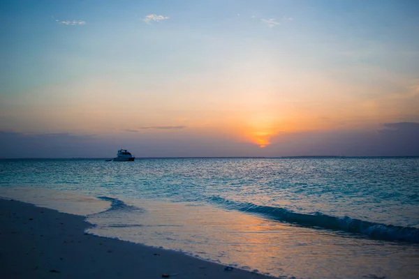 Pôr do sol bonito surpreendente em uma praia caribenha exótica — Fotografia de Stock