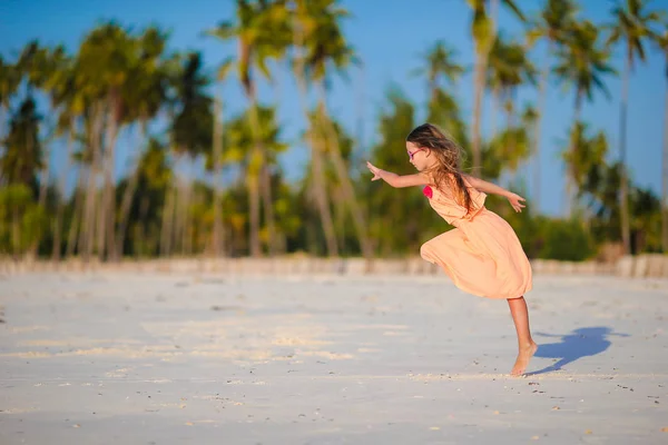 Adorable niña divirtiéndose en vacaciones en la playa —  Fotos de Stock