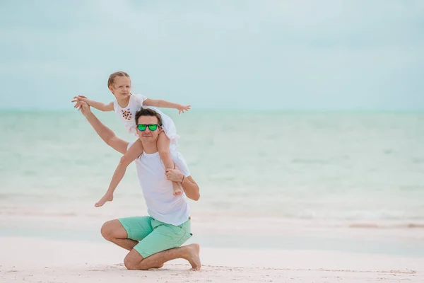Happy father and his adorable little daughter at tropical beach having fun — Stock Photo, Image