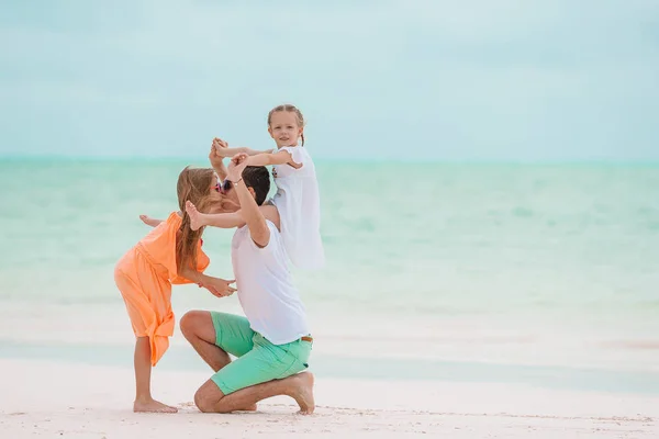 Mladá rodina na dovolené mají spoustu zábavy — Stock fotografie