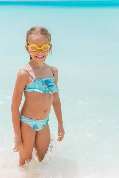 Liebenswertes kleines Mädchen am Strand während der Sommerferien — Stockfoto