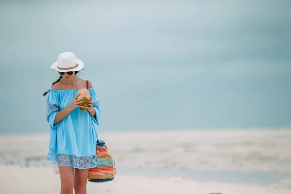 Joven hermosa mujer en las vacaciones de playa — Foto de Stock