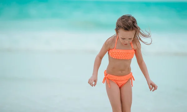 Niña en la playa durante las vacaciones de verano — Foto de Stock