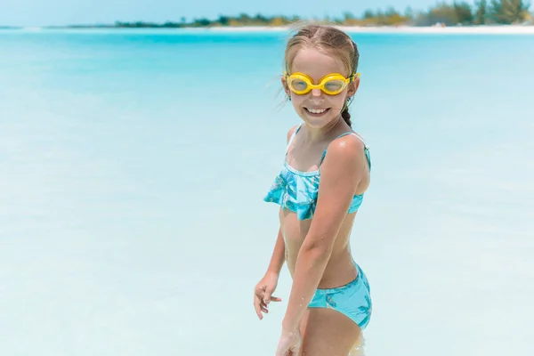 Χαριτωμένο κοριτσάκι στην παραλία κατά τη διάρκεια των καλοκαιρινών διακοπών — Φωτογραφία Αρχείου