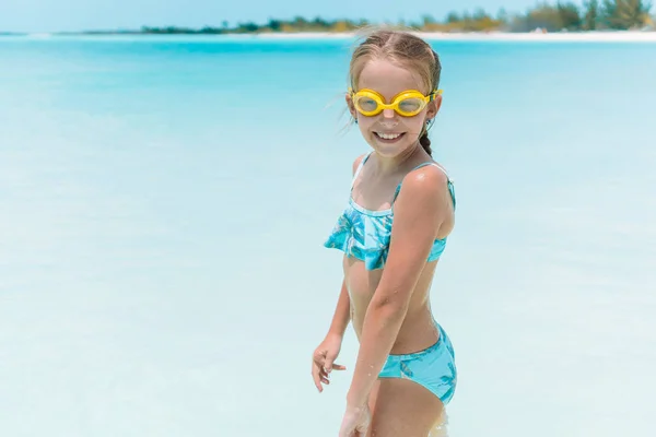 Schattig klein meisje aan het strand tijdens de zomervakantie — Stockfoto