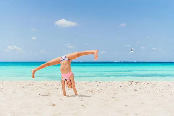 Entzückende glückliche kleine Mädchen haben Spaß im Strandurlaub — Stockfoto