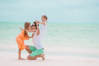 Genç aile tatilde çok eğleniyor.