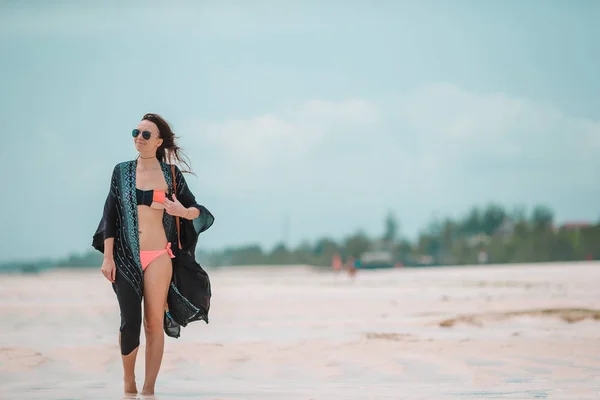 Junge schöne Frau im Strandurlaub — Stockfoto