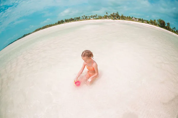 Adorable niña se divierten en la playa tropical durante las vacaciones —  Fotos de Stock