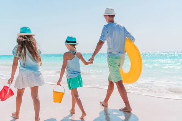 Giovane famiglia in vacanza hanno un sacco di divertimento — Foto Stock