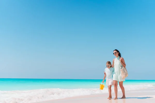Mała urocza dziewczyna i młoda matka na tropikalnej plaży — Zdjęcie stockowe