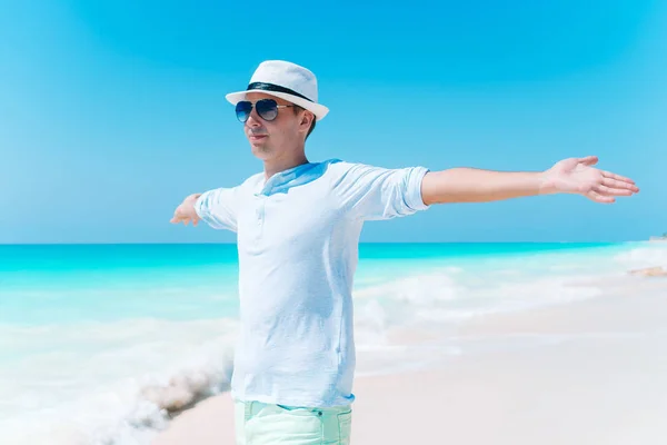 Młody człowiek na białej tropikalnej plaży — Zdjęcie stockowe