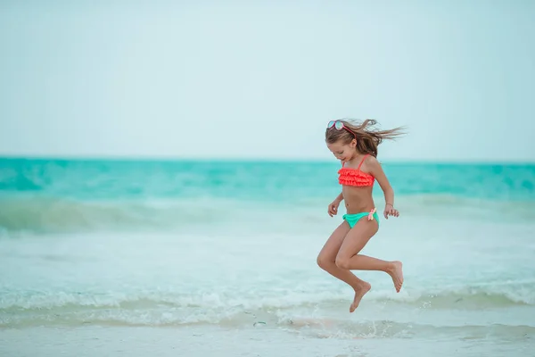 Adorable niña en la playa durante las vacaciones de verano —  Fotos de Stock