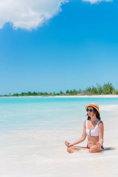 Ung vacker kvinna på stranden semester på Caribs — Stockfoto