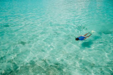 Adam inanılmaz turkuaz okyanusta yüzmeye