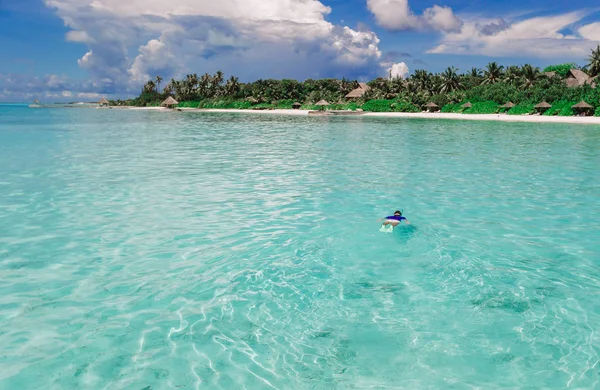 Homme nageant dans l'océan incroyablement turquoise — Photo