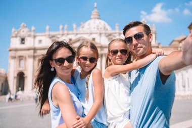 Mutlu aile selfie St. Peters Bazilikası ve Vatikan içinde kilise, alarak Roma, İtalya