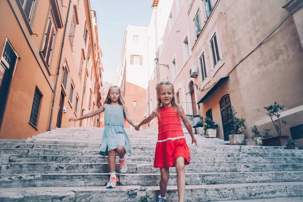 Очаровательная мода маленьких девочек на открытом воздухе в европейском городе — стоковое фото