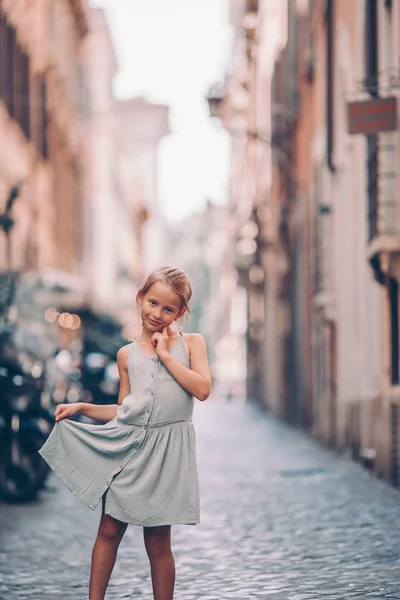 Moda adorável menina ao ar livre na cidade europeia Roma — Fotografia de Stock