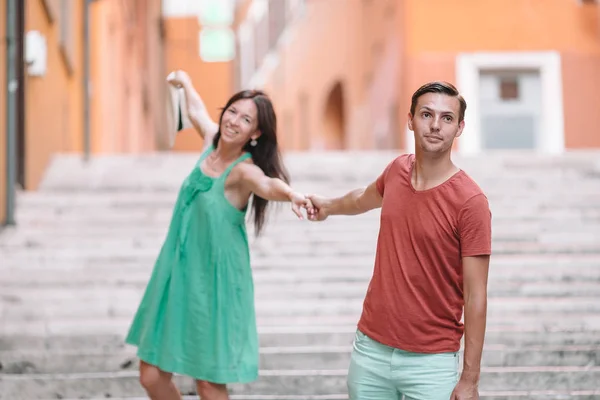 Feliz pareja de turistas, hombres y mujeres que viajan de vacaciones en Europa sonriendo feliz. Pareja caucásica . — Foto de Stock