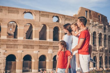 Kolezyum geçmişi üzerinden Roma 'da mutlu bir aile.