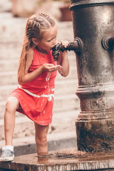Little girl having fun with drinking water at street fountain in Rome, Italy — Stock Photo, Image
