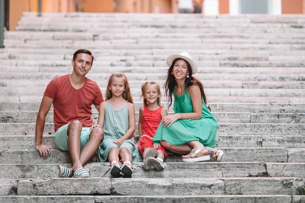 Familjer med barn på semester i Europa, Italien, Rom — Stockfoto