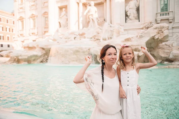 Mooie jongedame en meisje in de buurt van fontein Fontana di Trevi — Stockfoto