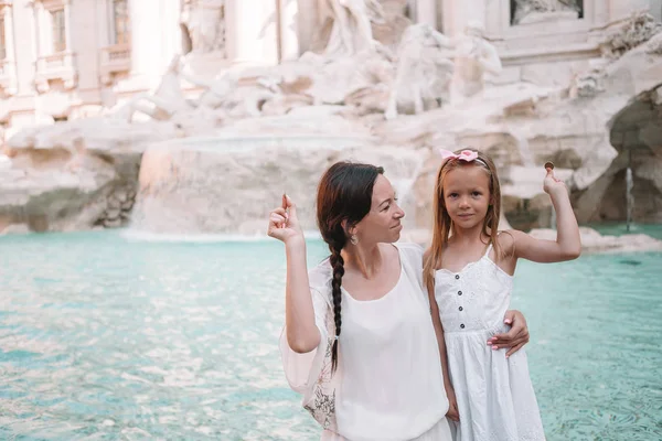 Молодая красивая женщина и маленькая девочка возле фонтана Фонтана Треви — стоковое фото