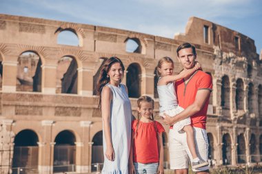 Kolezyum geçmişi üzerinden Roma 'da mutlu bir aile.