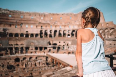 Mutlu yürümeye başlayan çocuk kız Roma Kolezyum arka plan üzerinde