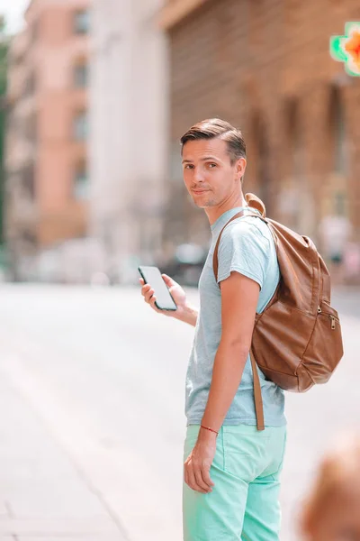 Chlapec běloch s chytrým telefonem procházky v ulici v Evropě — Stock fotografie