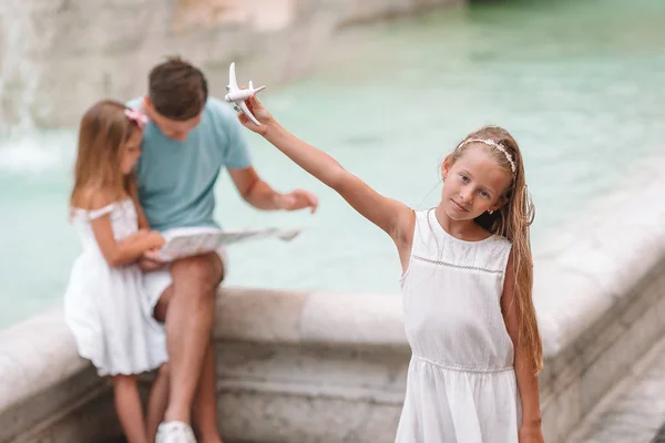 Famiglia con mappa turistica vicino a Fontana di Trevi, Roma, Italia . — Foto Stock