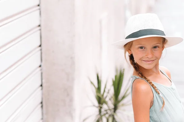 Entzückende Mode kleines Mädchen im Freien in der europäischen Stadt Rom — Stockfoto