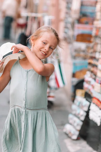 Adorable niña de moda al aire libre en la ciudad europea Roma —  Fotos de Stock