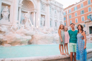 Şehir haritasıyla Fontana di Trevi yakınlarında mutlu bir aile.