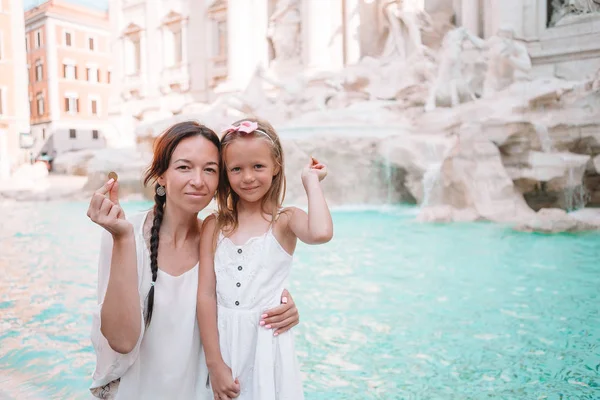Joven hermosa mujer y niña cerca de la fuente Fontana di Trevi —  Fotos de Stock