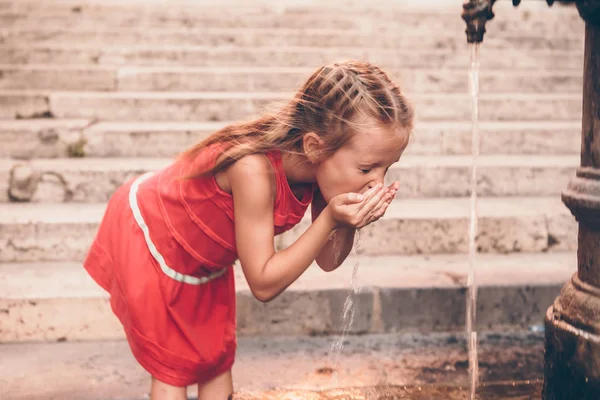 Niña divirtiéndose con agua potable en la fuente de la calle en Roma, Italia —  Fotos de Stock