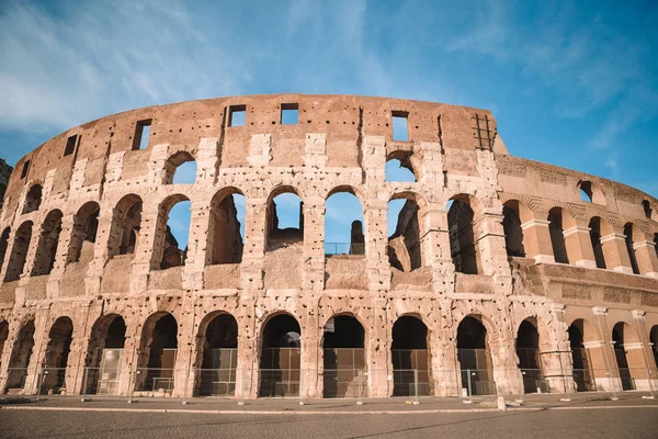 Колізей тлі синього неба в Римі, Італія — стокове фото