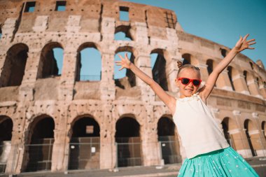 Roma, İtalya 'da Colosseum' un önünde küçük bir kız.