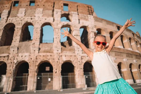 Klein meisje voor het colosseum in Rome, Italië — Stockfoto