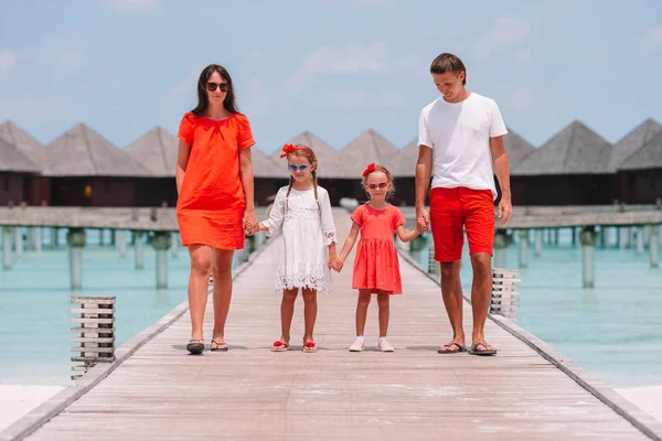 Šťastná rodina na pláži během letních prázdnin — Stock fotografie
