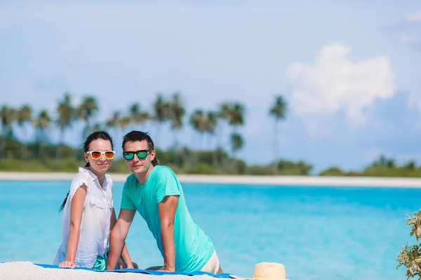 Jonge familie op wit strand tijdens de zomervakantie. — Stockfoto