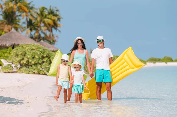 Glückliche Familie am Strand im Sommerurlaub — Stockfoto