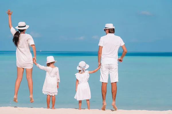 Family of four on beach vacation have fun — Stock Photo, Image