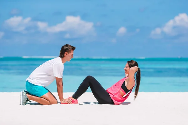 Młoda para czy brzucha chrupie przy białej plaży podczas wakacji — Zdjęcie stockowe