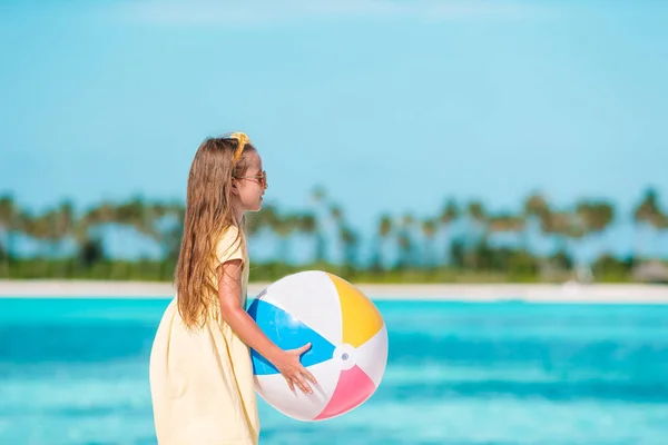 可愛いです女の子遊びますビーチでボール — ストック写真