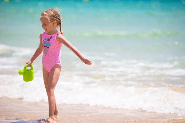 Underbar liten flicka på stranden under sommarlovet — Stockfoto