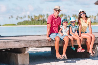 Yaz tatilinde sahilde mutlu bir aile.